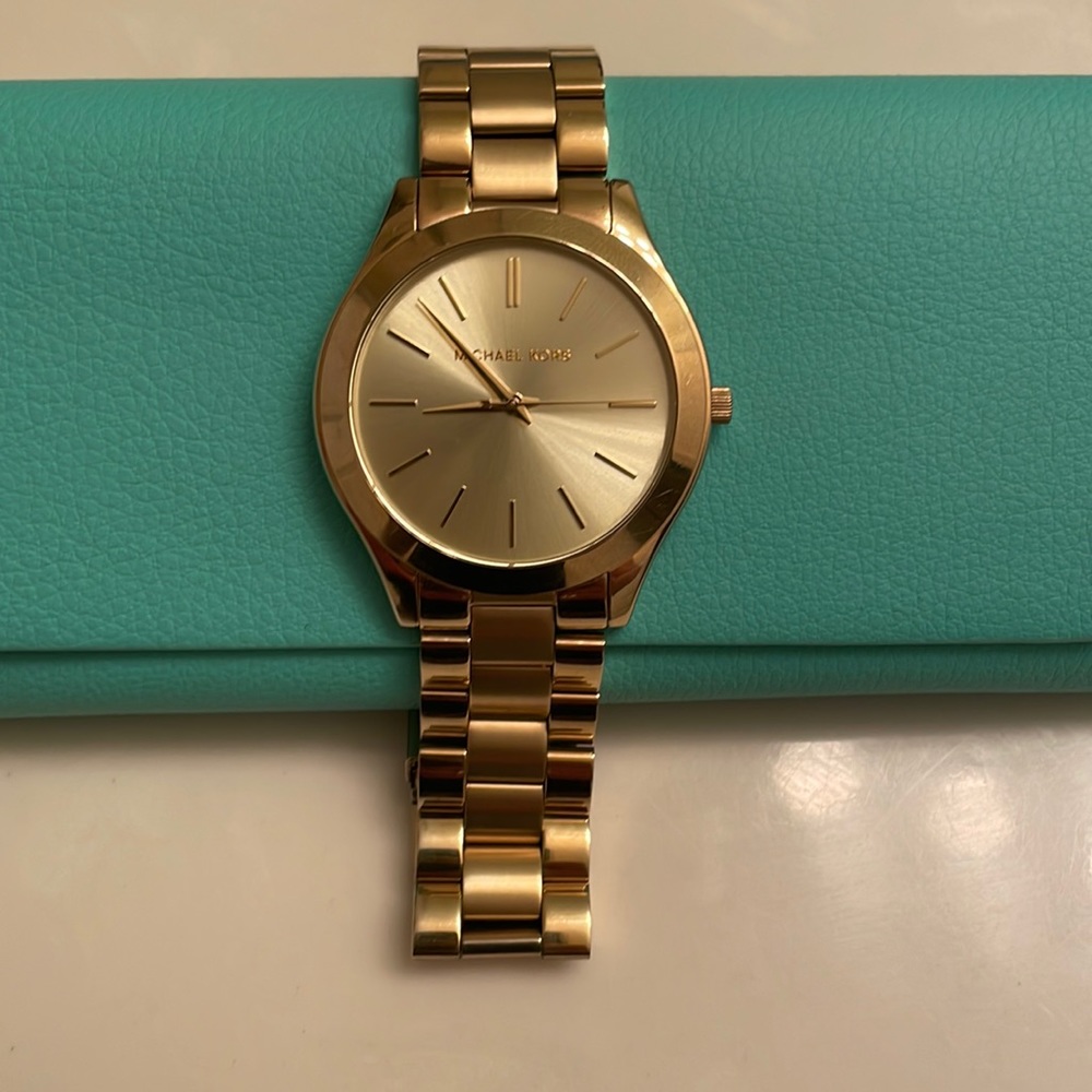 Slim Runway Silver-Tone Watch, will fit wrist size 7.5
• Gold-Tone
• 42mm